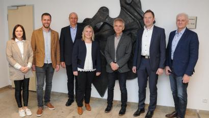 Bild: Andre Stephan-Park/exb
Berufsberaterin Christina Hackl, Berufsberater Florian Hermann, stellvertretender Teamleiter Ladislaus Grote, Berufsberaterin Antonia Boxler, Agenturleiter Siegfried Bäumler, Geschäftsführer Operativ Bernhard Lang und Bereichsleiter Wolfgang Zwicknagl (von links) stellten das neue Beratungsangebot vor.