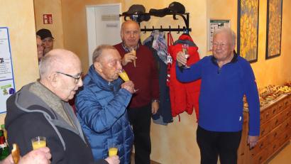 Bild: mfh
Dr. Volkmar Kretz (rechts) hebt zusammen mit Freunden und Patienten das Glas zum 50-jährigen Praxisjubiläum.