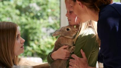Bild: ZDF/Walter Wehner
In der ZDF-Miniserie "Gestern waren wir noch Kinder" spielt Kathrin Anna Stahl (rechts) die Pflegemutter von Emmi Klettmann (Nele Richter). Links deren Filmschwester Vivian Klettmann (Julia Beautx).