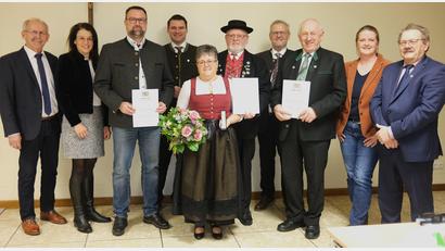 Bild: Hirsch
Markus Lang, Erna Spandl und Helmut Seebauer (von links mit Urkunde) wurden für ihr ehrenamtliches Engagement geehrt. Dazu gratulierten der Landrat und die kommunalen Vertreter.
