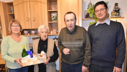 Bild: no
Bei der Gratulation zum 80. Geburtstag: (von links Frauenbund-Vorsitzende Monika Gleißner, die Jubilarin Katharina Schaller, ihr Sohn Werner und der Zweite Bürgermeister der Gemeinde Illschwang, Benjamin Hiltl.
