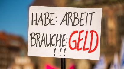 Symbolbild: Mohssen Assanimoghaddam/dpa
Die Arbeitgeber bieten 2,5 Prozent mehr Lohn und Gehalt. Das ist den Zivilbeschäftigten der US-Streitkräfte und der Gewerkschaft zu wenig.