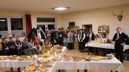 Bild: fvo
Beim Neujahrsempfang der Pfarrei St. Sebastian Waldthurn dankt Pfarrer Norbert Götz (rechts) allen ehrenamtlichen Mitarbeitern. Speziell Ilse Wagner (Dritte von links, sitzend) dankt er für ihre 39-jährige Tätigkeit für die Pfarrei