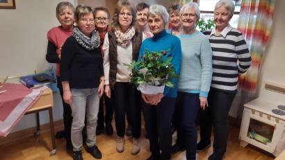 Bild: bk
Für fast 40 Jahre treue Mitarbeit zum Wohl der Senioren wurde Jutta Hochlechner mit Blumen verabschiedet. Leiterin Edeltraud Helgert (links daneben) dankte im Beisein des Serviceteams.