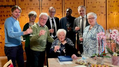 Bild: Stadt Waldsassen/exb
Den 107. Geburtstag und damit ein äußerst seltenes Jubelfest feierte Katharina Herkner (sitzend, Mitte) am Samstag im Seniorenheim St. Martin. Von links Heimleiter Bernhard Riedl und Pflegedienstleiterin Andrea Eckstein, Schwiegersohn Helmut Manske, Bürgermeister Bernd Sommer, Pfarrvikar Dr. Timon Ochieng Odeny, Landrat Roland Grillmeier und Tochter Marianne Manske.