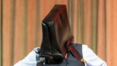 Bild: joz
Die schwarze Tasche, Requisit von früheren Auftritten Springers als "Fonsi", stülpte sich der Kabarettist über den Kopf – als Schutz vor den Strahlen nach einem Atomschlag.
