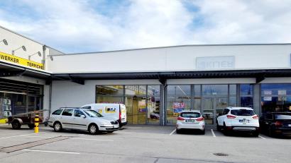 Bild: Dobler
Die neue Filiale von Rofu Kinderland kommt auf das TWF-Gelände. Plakate an der Glasfassade weisen darauf hin, dass in einigen Wochen Geschäft eröffnet wird.