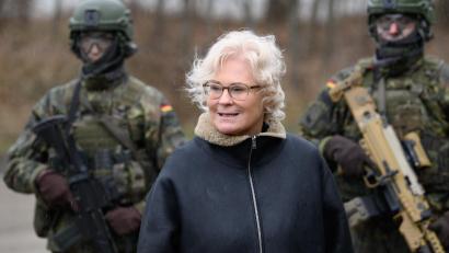 Bild: Robert Michael/dpa 
Bundesverteidigungsministerin Christine Lambrecht (SPD) vergangene Woche beim Besuch des Panzergrenadierbataillons 371 in der Erzgebirgskaserne in Marienberg. Am Montag ist Lambrecht wie erwartet zurückgetreten.