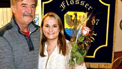 Bild: le
Kommandant Franz Schmidt hat seine helle Freude über die aktive Truppe der Landwehr. Den Damen, darunter auch Lea Simmerl, dankte er mit Rosen für ihr Engagement.
