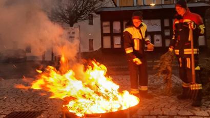 Bild: soj
Feuerwehrmänner der Ebnather Wehr waren sowohl für das Verbrennen als auch für den Brandschutz verantwortlich.