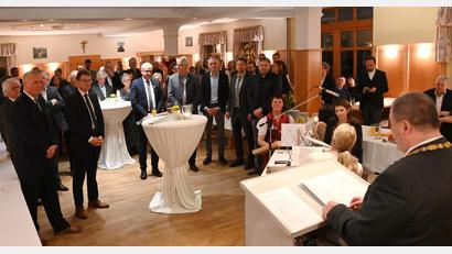 Bild: gf
Bürgermeister Peter Dotzler (rechts) begrüßt zum Neujahrsempfang der Gemeinde Gebenbach politische und gewerbliche Honoratioren sowie die Vertreter von Vereinen und Verbänden aus Gebenbach im Gasthof Obermeier.