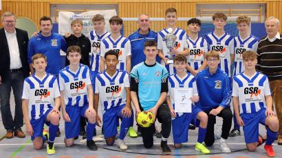 Bild: Wolfgang Steinbacher
Die erfolgreichen B-Junioren des SV Raigering mit Oberbürgermeister Michael Cerny (links) und dem Vorsitzenden des Stadtverbandes für Sport, Norbert Fischer (rechts).