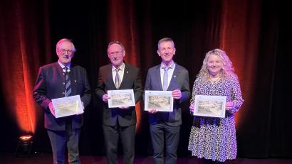 Bild: Sonja Scharl/exb
Beim Neujahrsempfang 2023 stellten sich die Verantwortlichen des neuen Veranstaltungskalenders der Gemeinde Ursensollen zum Foto (von links): Altbürgermeister und Fotograf Franz Mädler, Heimatpfleger Josef Schmaußer, Bürgermeister Albert Geitner und Nina Forster.