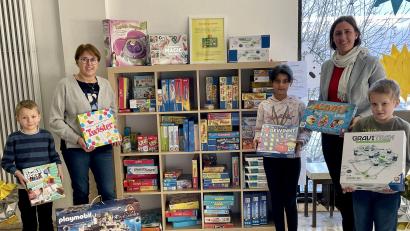 Bild: Jobst-vom-Brandt-Schule/exb
Christa Besold (Zweite von links) und Johanna Reger (Zweite von rechts), Leiterin der Jobst-vom-Brandt-Schule, freuen sich mit den Kindern über die zahlreichen Spiele.