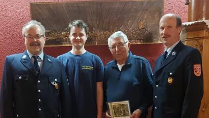 Bild: exb/Feuerwehr
Vorsitzender Martin Spörer mit dem neuen Mitglied Timo Schieder und dem Ehrenmitglied Johann Neuber . Auch Kommandant: Robert Gruber gratuliert (von links).