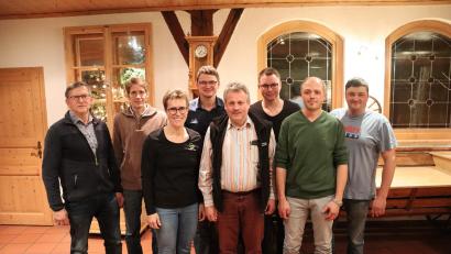 Bild: Maschinenring Tirschenreuth/exb
Auf dem Foto sind die Ringobmänner und Stellvertreter für Mitterteich, Waldsassen, Bad Neualbenreuth und Konnersreuth zu sehen: (von links) Vorsitzender Hans Enslein, Matthias Wurm, Geschäftsführerin Marion Höcht, Xaver Frank, Josef Mark, Alexander Löw, Stefan Lindner und Andreas Schedl.
