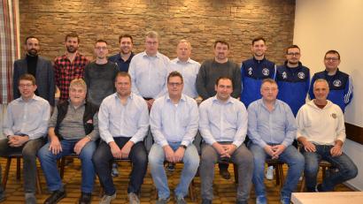 Bild: gi
Vorsitzender Martin Köppl (vorne, Mitte) führt mit den Stellvertretern Erhard Bock (vorne, Dritter von rechts) und Martin Bock (vorne, Dritter von links) die SpVgg Moosbach mit dem übrigen Vorstand die nächsten vier Jahre.