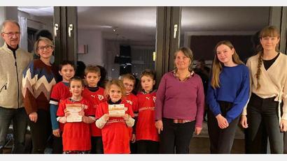 Bild: Helga Breit-Jana/exb
Die erfolgreichen Kinder und Jugendlichen mit (von links) Abteilungsleiter Rainer Koch, Trainerin Helga Breit-Jana und (Dritte von rechts) Trainerin Christine Schaffenroth.