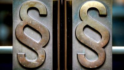 Bild: Oliver Berg/dpa
Wegen Betrugs muss sich eine 50-Jährige vor dem Schwandorfer Amtsgericht verantworten.