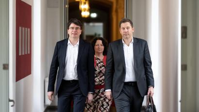 Bild: Sven Hoppe
Florian von Brunn (von links), Vorsitzender der Bayern SPD, Ruth Müller, Generalsekretärin der Bayern-SPD, und Lars Klingbeil, SPD-Bundesvorsitzender, kommen zum Auftakt der Winterklausur der SPD-Landtagsfraktion im bayerischen Landtag.