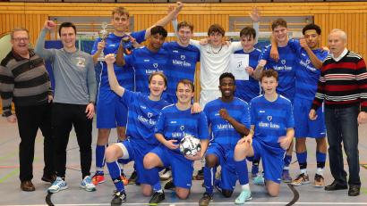 Bild: Wolfgang Steinbacher
Die siegreiche Mannschaft des SV Raigering mit dem Sport-Stadtverbandsvorsitzendem Norbert Fischer (rechts) und Bürgermeister Martin Preuß (links).