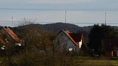Bild: sche
Auf dem Bergrücken im Freudenberger Oberland stehen bereits drei Windräder. Werden es künftig im Gemeindegebiet mehr sein?