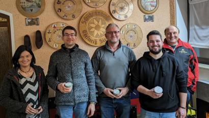 Bild: Bernhard Wenning/exb
Die Gewinner des Brotzeitschießens (von links) Katja Grundler, Michael Schürr, Wolfgang Hertlein, Matthias Hirsch und Bernhard Wenning.