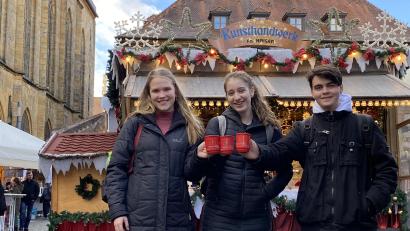 Bild: Emilia Lampe/exb
Drei Paraguayer auf dem Amberger Weihnachtsmarkt: Michelle, Luciana und Esteban erlebten Weihnachten zum ersten Mal mit kühlem Wetter.