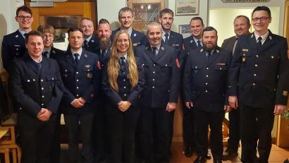 Bild: Tobias Göbl/exb
Beföderungen bei der FFW Lintach (vorne von links): neuer Oberfeuerwehrmann Christopher Schwab, Kassenwart Matthias Rehaber, Beisitzerin Kate Rehaber, Gerätewart Michael Schneider, stellv. Federführender Kommandant der Gde. Freudenberg Alexander Zeitler, Kreisbrandinspektor Armin Daubernmerkl. Hinten von links: Erster Vorstand Michael Weiß, neuer Oberfeuerwehrmann Florian Forster, Erster Kommandant Benjamin Weiß, Beisitzer Julian Göbl, federführender Kommandant der Gde. Freudenberg Peter Meßmann, Jugendwart Andreas Batek, Zweiter Kommandant Dennis Schubert, Dritter Bürgermeister Christian Drexler; Nachweis:
