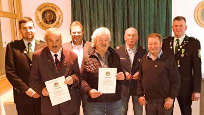 Bild: Petra Donhauser/exb
Die Schützengesellschaft (SG) D'Fensterbachtaler Pursruck ehrt langjährige Mitglieder (von links): Zweiter Schützenmeister Markus Schäffer, Wolfgang Richthammer, Bürgermeister Alwin Märkl, Oswald Jäger, Gauschützenmeister Heiner Fraunholz, Franz Rehaber und Erster Schützenmeister Franz Fruth.