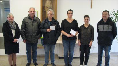 Bild: knh
Über den Geldsegen der Kolpingfamilie, übergeben von Vorsitzendem Georg Seiser und Georg Schlehuber (Zweiter und Sechster von links), freuten sich Claudia Bertelshofer, Engelbert Mayer, Doris Weigl und Silke Sommer (von links).