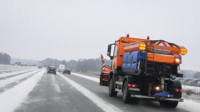 Symbolbild: Christian Charisius/dpa
Auf den fränkischen Autobahnen kommt es durch den Wintereinbruch zu einigen Verkehrsbehinderungen.