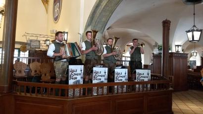 Bild: Hulzstoussboum/exb
Die "Hulzstoussboum" Jonas Kraus, Konstantin Stahl, Andreas Holfelner und Julian Bauer (von links) bei einem Auftritt im Hofbräuhaus in München.