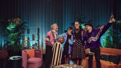 Bild: Philipp Thurmaier/BR-Foto
Die Gäste der Pilotfolge der Talk-Show "Karlsplatz": Robert Stadlober, Eva Karl Faltermeier, Martina Schwarzmann und Helmut A. Binser (von links).