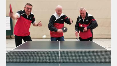 Bild: Portner
Drei Herren mit viel Erfahrung an der Tischtennisplatte (von links): Michael Hösl (65), Karl Roßmann (79) und Hermann Felgenhauer (80).