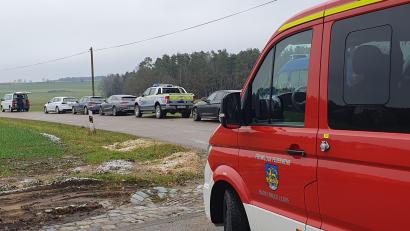 Bild: Hösamer
Kräfte der KBLV, von Feuerwehr und THW sind gegen 11.30 Uhr vor Ort eingetroffen. Die Zufahrt zum Betrieb ist weiträumig abgesperrt