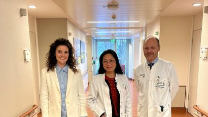 Bild: Felix Haas/exb
Mit Dr. Vanilla Nguyen (Mitte mit Klinik-Geschäftsführerin Jana Humrich und Prof. Dr. Heiko Graichen) ist in der Asklepios Klinik Lindenlohe Plastische und Ästhetische Chirurgie möglich.