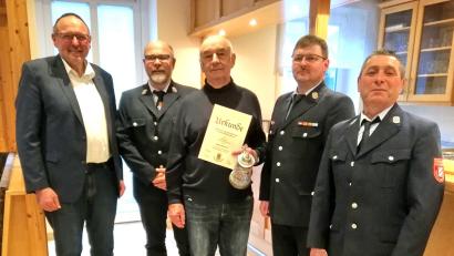 Bild: whü
Mit Kreisbrandmeister Jürgen Küffner (Zweiter von rechts) und Zweitem Bürgermeister Rudi Heier (links) konnten Vorsitzender Bernd Preißinger (rechts) und sein Stellvertreter Stefan Bauer (Zweiter von links) Johann Bscherer (Mitte) für 60 Jahre Mitgliedschaft mit Urkunde und Krug ehren.