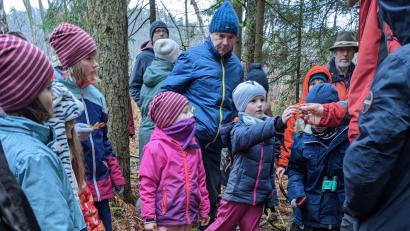 Bild: V. Bauer/exb
Die Teilnehmer lauschen gespannt dem LBV-Naturkenner Wolfgang Winter.
