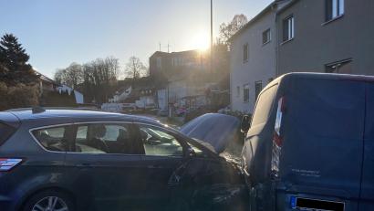 Bild: Polizeiinspektion Sulzbach-Rosenberg
Die tiefstehende Sonne wirft ihr Licht auf die Unfallstelle in der Nürnberger Straße.