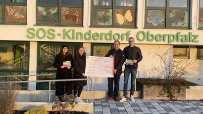Bild: Hannah Seitz-Hartwich/exb
Julia Kempf, Hannah Seitz-Hartwich, Einrichtungsleiter Holger Hassel und Max Rasp (von links) bei der Spendenübergabe vor dem Haupteingang des SOS-Kinderdorfes in Immenreuth.