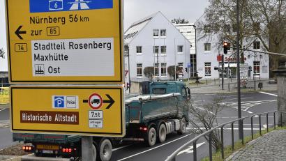 Bild: Petra Hartl
Einfahrt in die historische Altstadt für Schwerlastverkehr gesperrt: Immer wieder übersehen Lkw-Fahrer das gelbe Schild unten - der jüngste Fall passierte am Dienstagvormittag und sorgte für Aufsehen. Aber auch US-Konvois fuhren schon versehentlich in die Innenstadt.