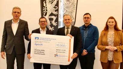 Bild: Marie Kammermeier/Landratsamt Tirschenreuth/exb
Von links nach rechts: Bernhard Wolf, Thomas Ludwig, Landrat Roland Grillmeier, David Runschke und Sarah Matzke bei der symbolischen Scheckübergabe.