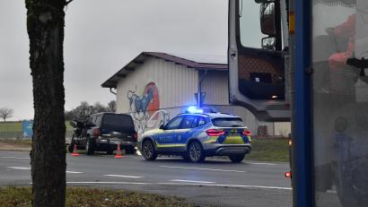 Symbolbild: Petra Hartl
Der Zusammenstoß ereignete sich an der Abzweigung nach Kümmersbuch: Der schwere Geländewagen GMC Sierra hat nach dem Unfall nur noch Schrottwert.
