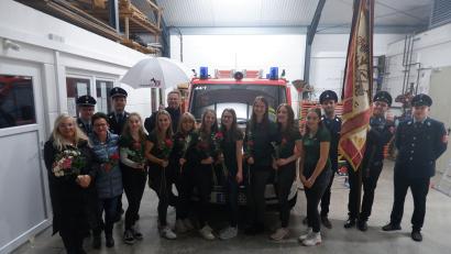 Bild: bö
Die Ransbacher Feuerwehr veranstaltet ein Festmutter- und Schirmherrnbitten: Links die Festmutter Sabine Burkert, mit dem Schirm Bürgermeister Florian Junkes.