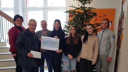 Bild: S. Messer/exb
Alle freuen sich über die Spendenübergabe der Wirtschaftsschule: (von links) Andrea Raimund, Engelbert Mayer, Eduard Bauer, Christina Hein und von der SMV Linda Praska, Shayenne Maxwell, Maurice Mahl.