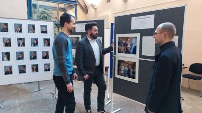 Bild: Corinna Hagn/exb
Paul Zitzmann (Projektkoordinator), Bürgermeister Sebastian Dippold, Sebastian Flaschel (Naturfreunde Weiden e.V.) (von links) bei der Eröffnung dieser ganz besonderen Fotoausstellung.