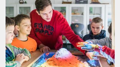 Bild: Christoph Traub/exb
Beim P-Seminar "Augmented Reality Sandbox" erschufen die GMG-Schüler die Insel Zypern aus Sand.