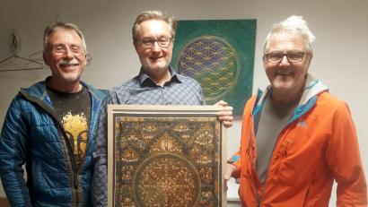 Bild: Licht für Kinder/exb
Mit einem handgefertigten Kunstwerk aus Nepal bedankten sich die Vereinsvorsitzenden Manfred Salcher (rechts) und Peter Meckler (links) bei Gerald Vogt für die 8000-Euro-Spende der Firma Vogt Ceramic Components GmbH.