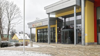 Bild: njn
Noch steht der alte Name am Restaurant in der Stadthalle, bald wird dort "Rindstaurant" zu lesen sein.